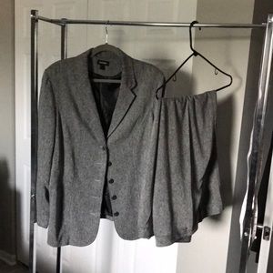 Avenue 2 pc herringbone suit - jacket and pants - size 18